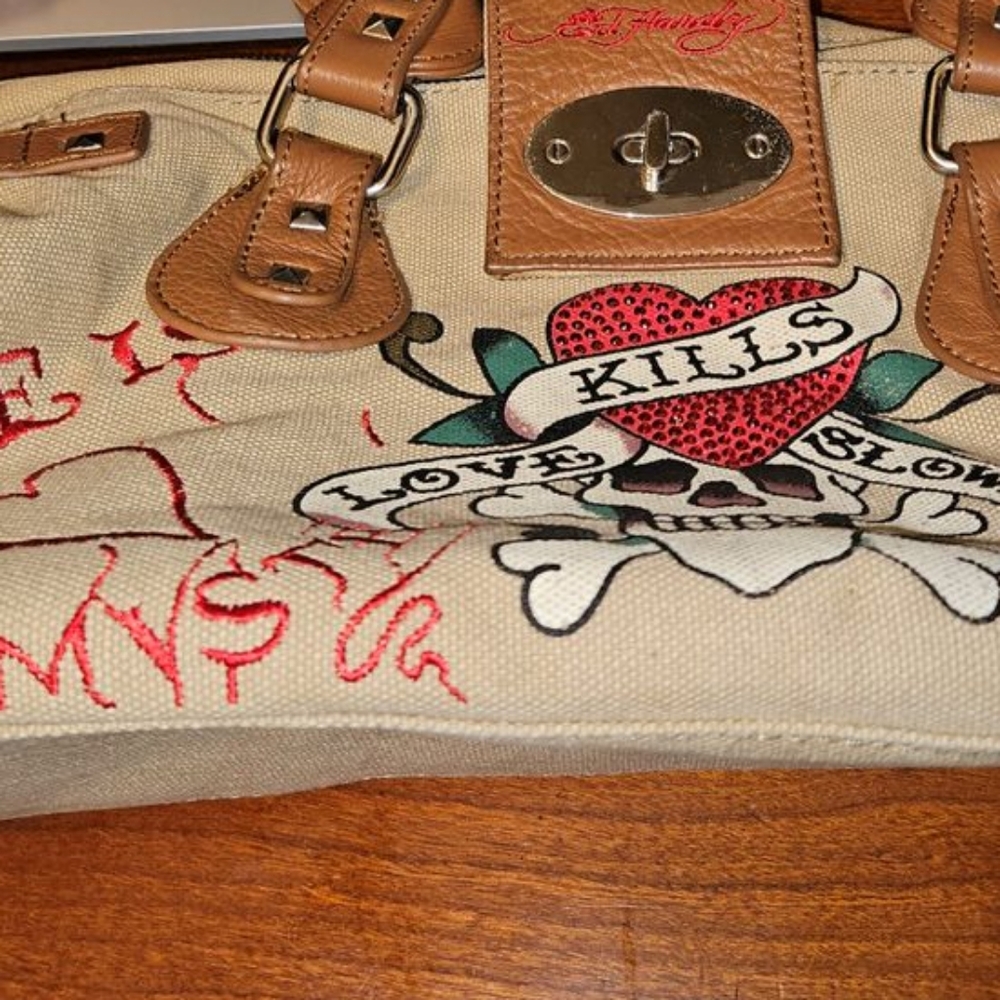 Ed Hardy Love kills slowly Great purse So cute Perfect condition and very Useful